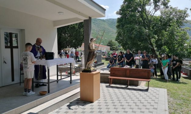 U groblju u Vrapčićima slavljena sv. Misa povodom zaštitnika sv. Ivana Krstitelja 2023.