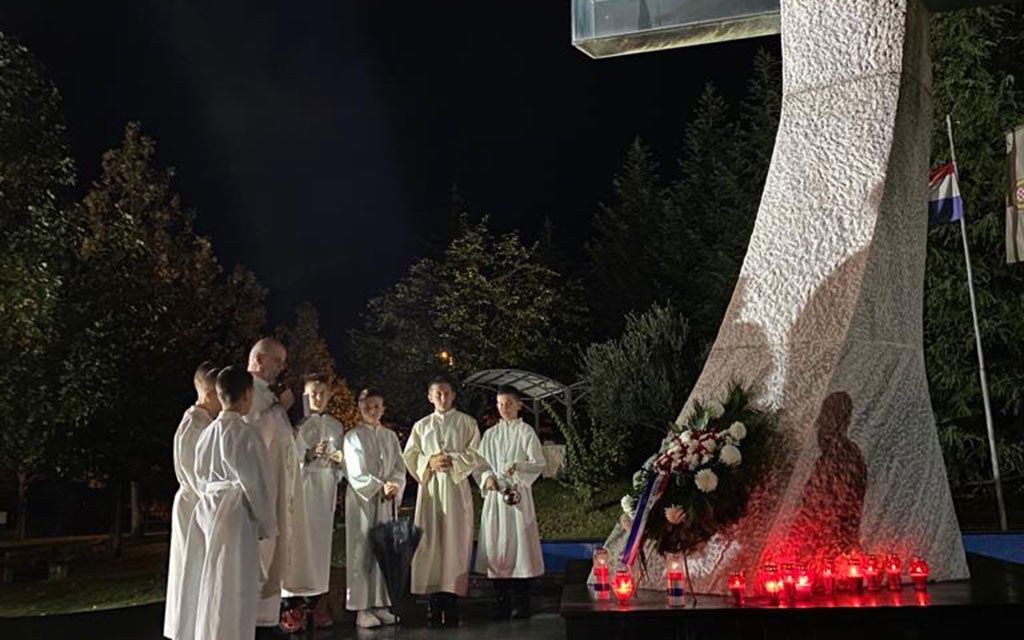 Svečani završetak listopadskih pobožnosti i molitva kod Spomenika u Bijelom Polju 2023.