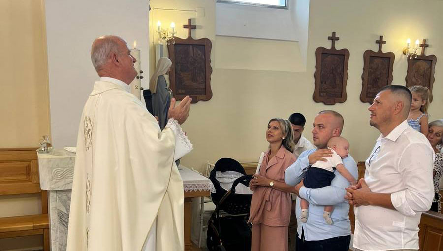 Župnik don Rajko krstio šesto dijete u obitelji Škobić