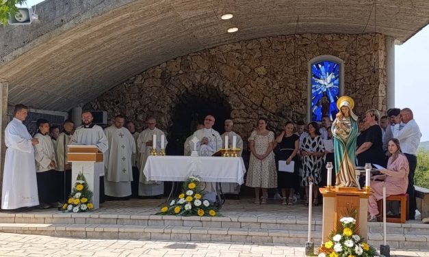 Bjelopoljski župnik predvodio sv. Misu na Gospojinu u rodnoj župi Prenj-Dubrave 2025.