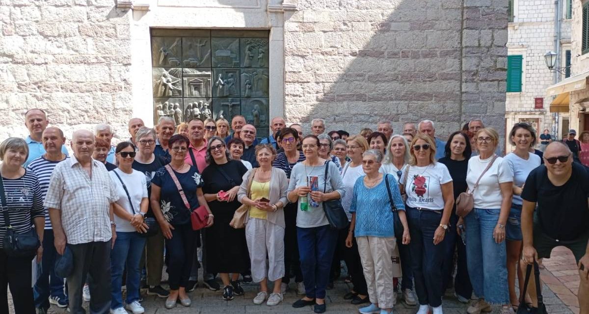 Bjelopoljci sa svojim župnikom don Rajkom hodočastili u Boku Kotorsku 2025.