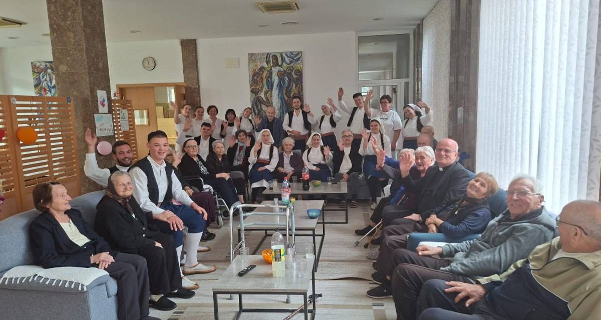 Bjelopoljski župni Folkloraši sa svojim župnikom posjetili Dom umirovljenika u Emausu