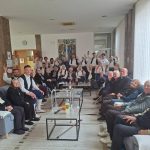 Bjelopoljski župni Folkloraši sa svojim župnikom posjetili Dom umirovljenika u Emausu
